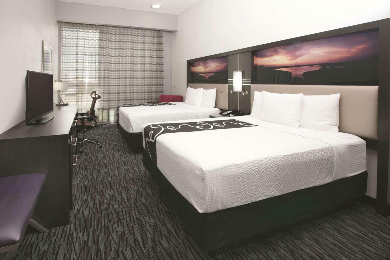 Queen Room with Two Queen Beds and Bath Tub - Mobility/Hearing Access - Non-Smoking