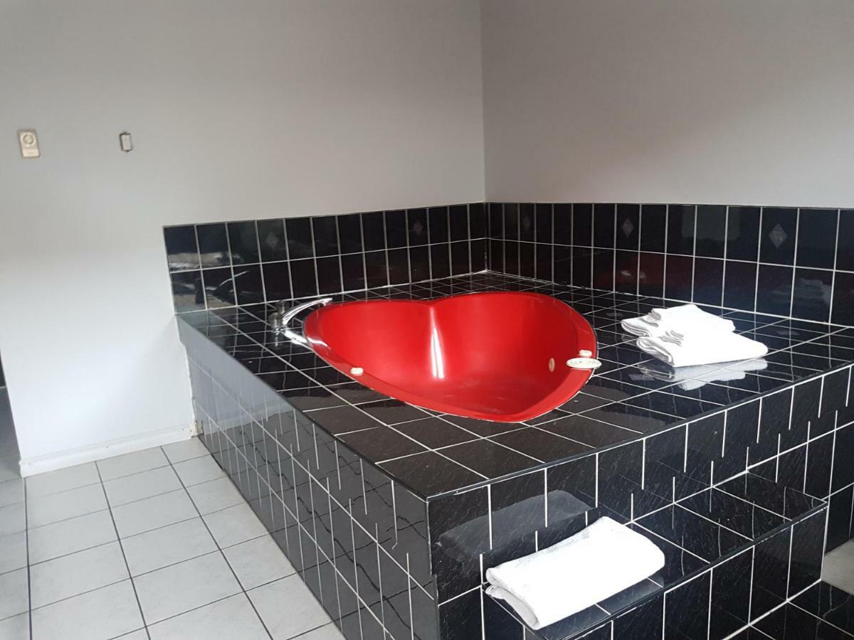 Suite with Hot Tub,789705345:JPEG