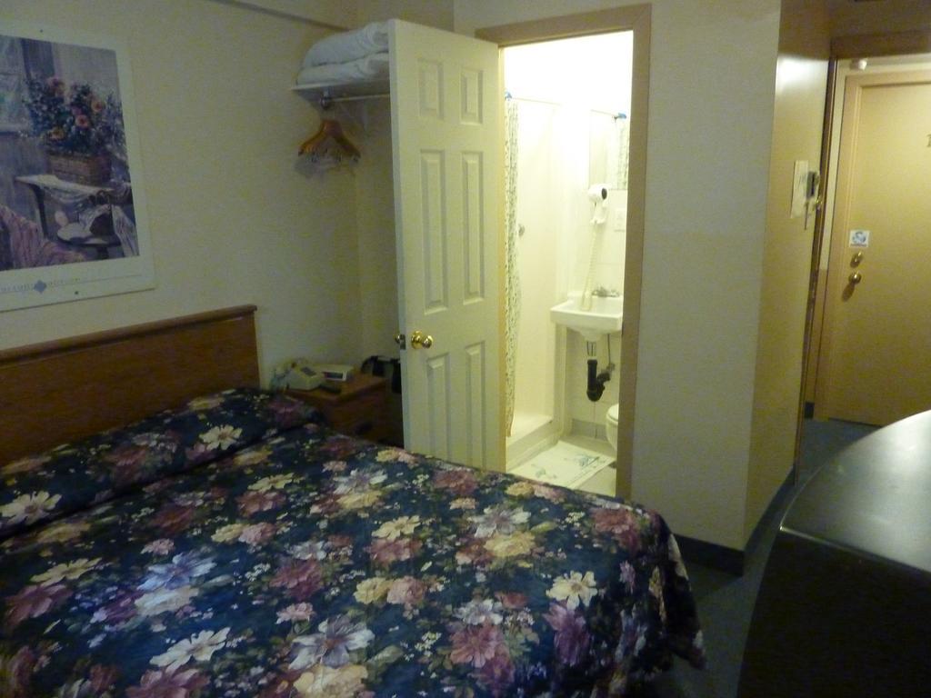 Budget Room with One Double Bed - Semi Basement
