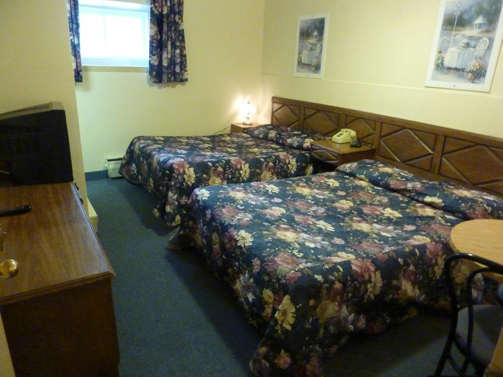 Budget Room with Two Double Beds - Semi Basement