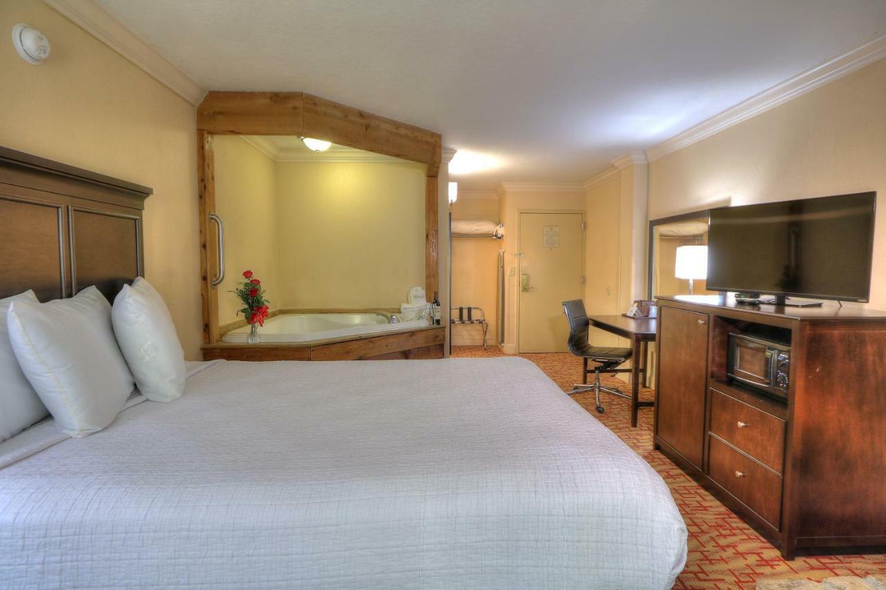 Queen Room with Hot Tub - Non-Smoking,791802753:JPEG