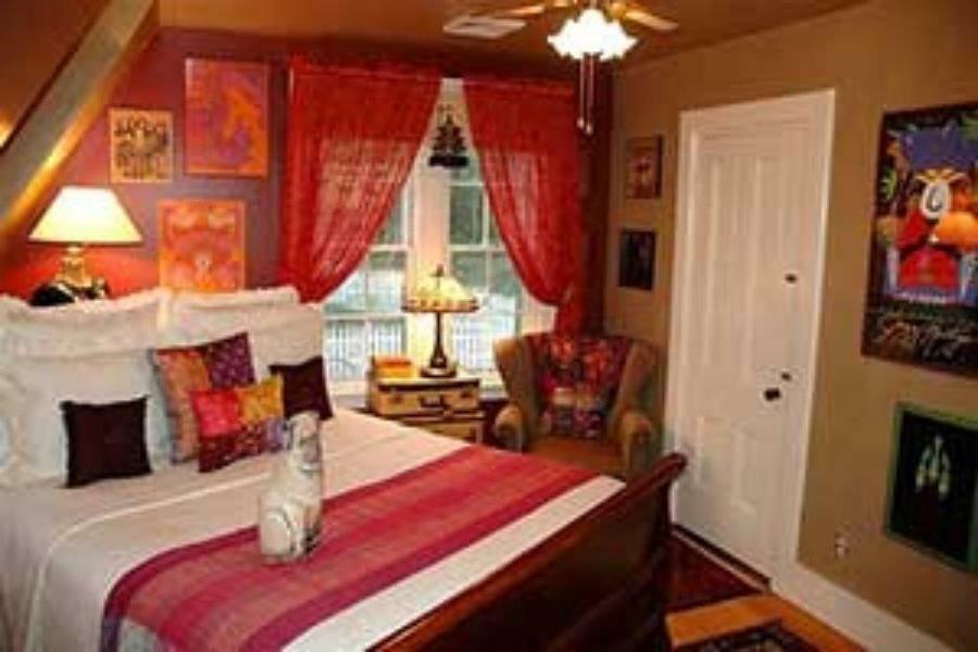 Queen Bed - Hippie Room