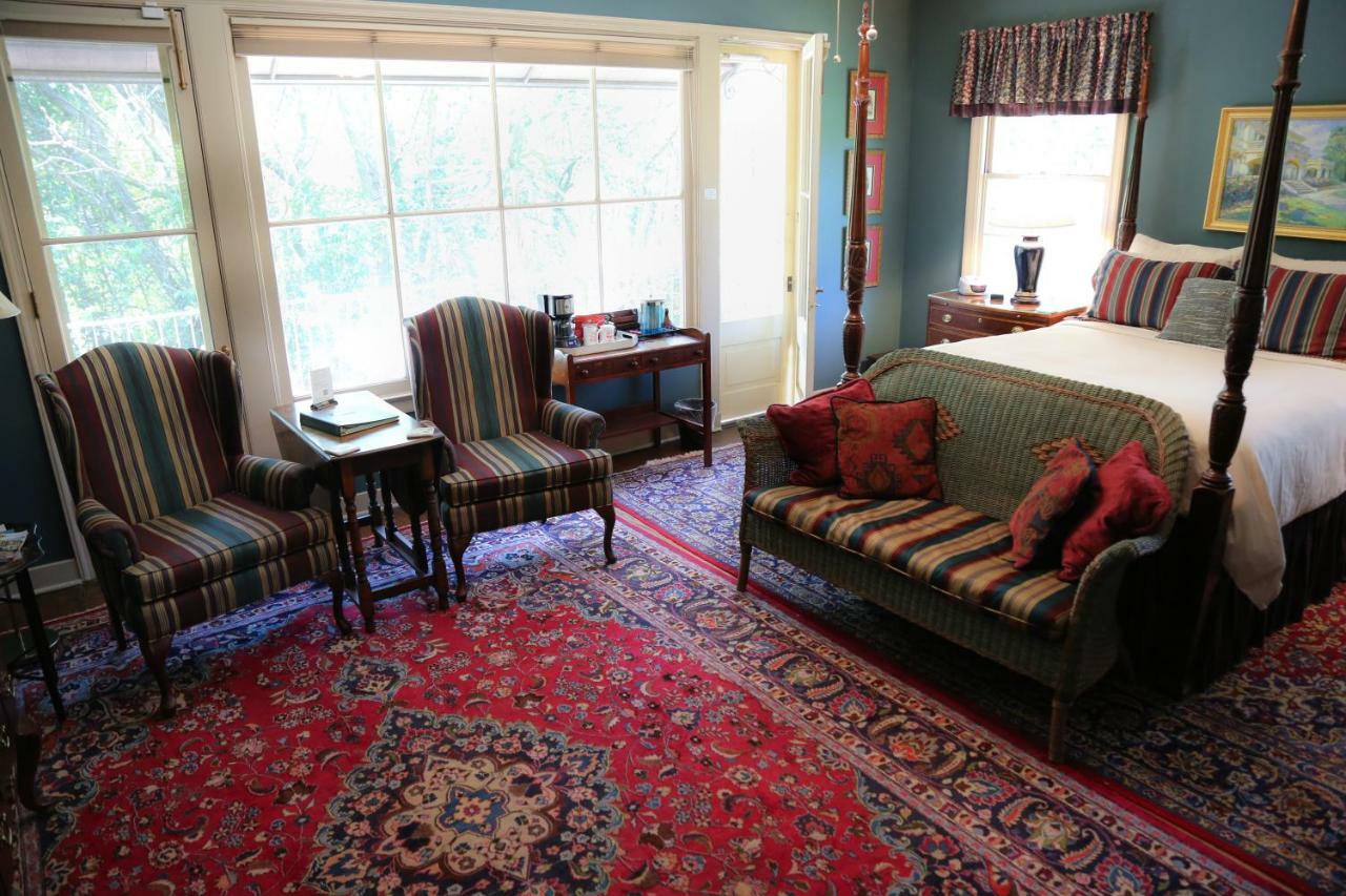 Deluxe Queen Suite