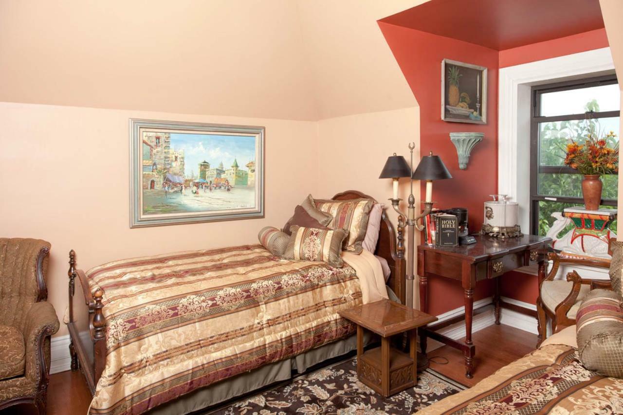 Standard Twin Room with Shared Bathroom