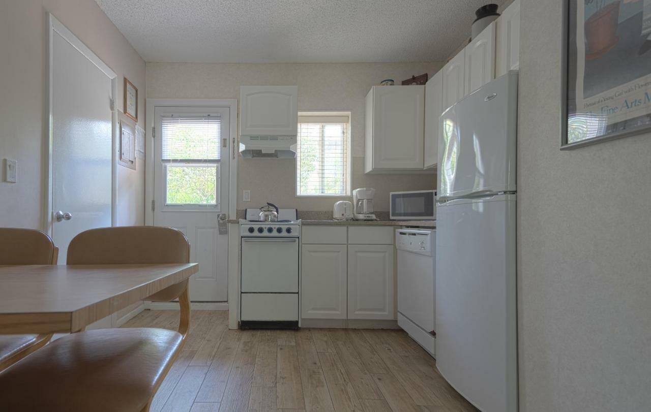 Two-Bedroom Apartment,807673584:JPEG