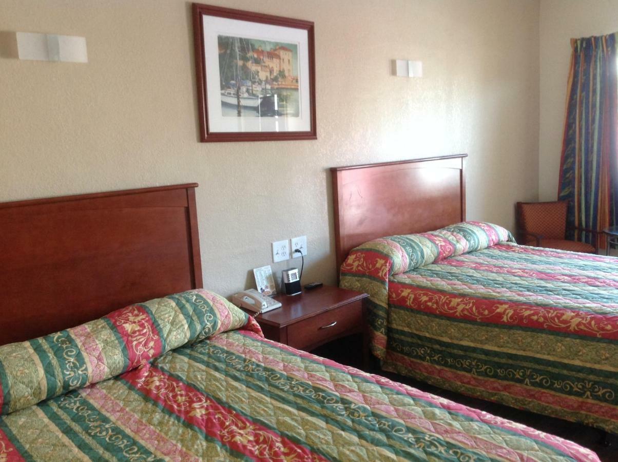 Queen Room with Two Queen Beds - Smoking