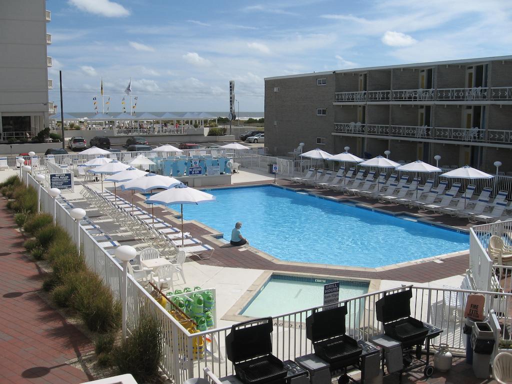 Apartment with Pool View
