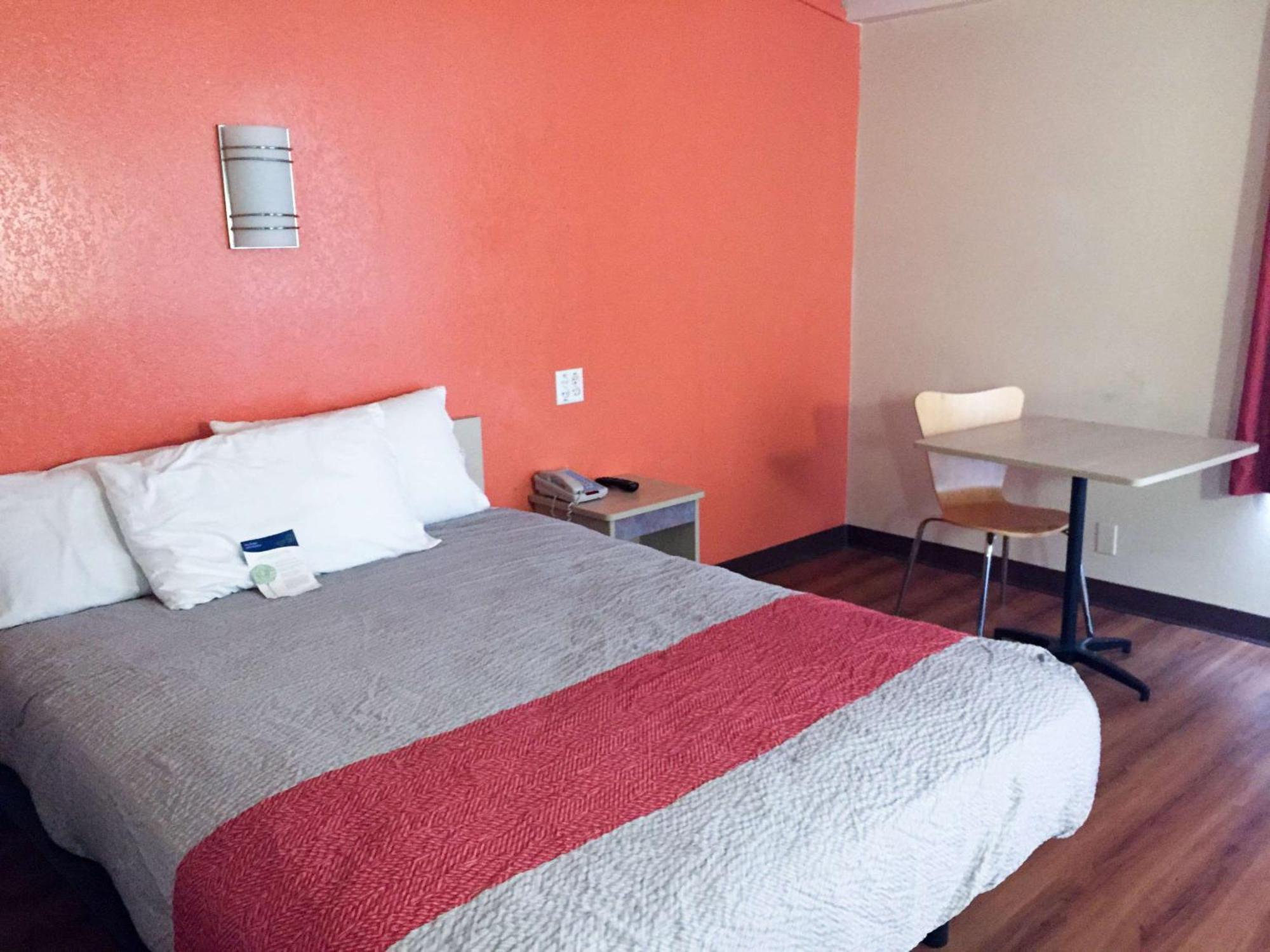 Queen Room - Non-Smoking,824647586:JPEG