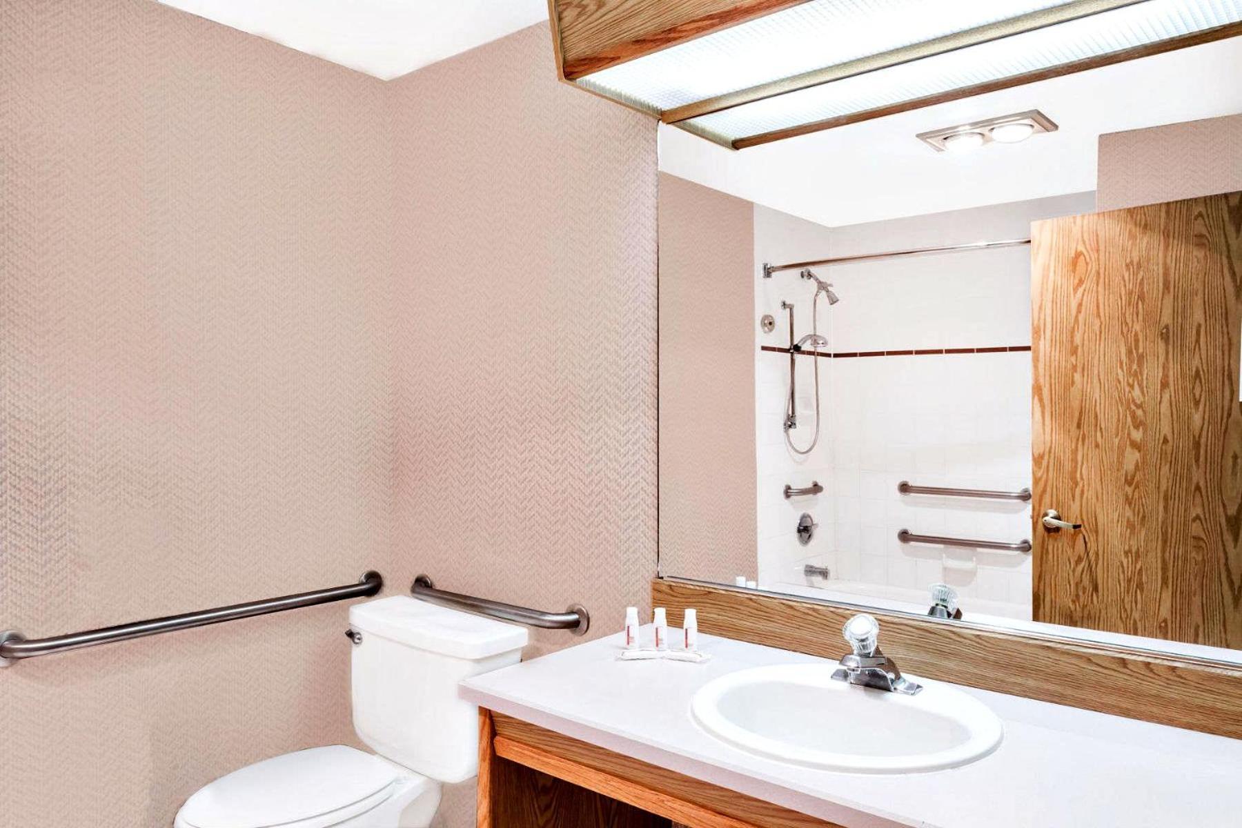Queen Room - Non-Smoking
