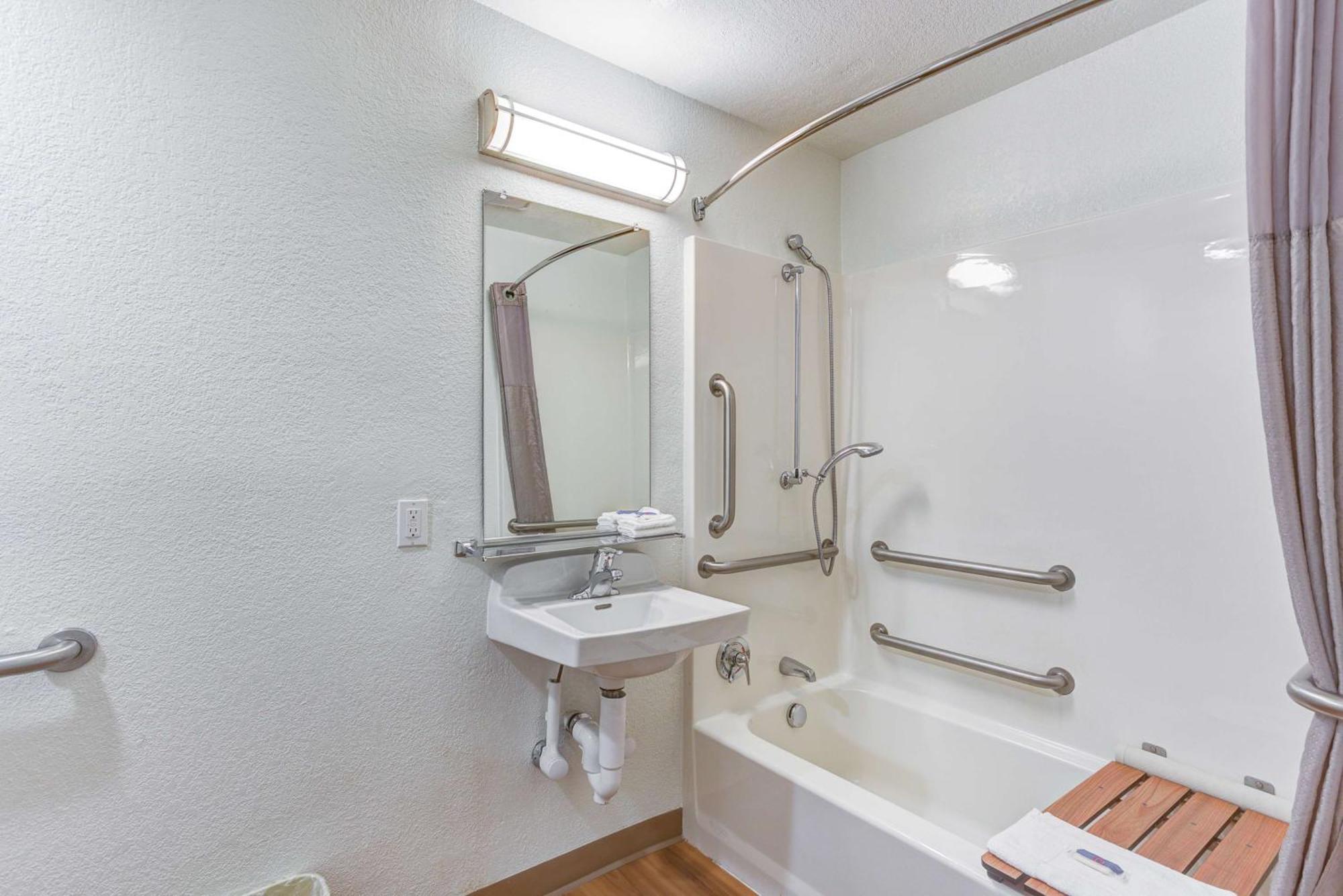 Queen Room - Disability Access - Roll in Shower