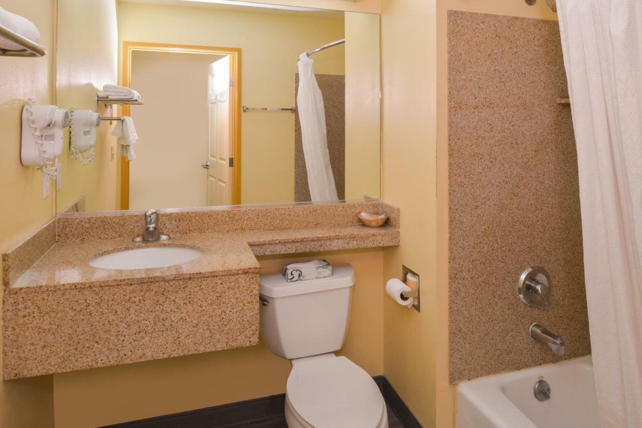 One Queen Suite