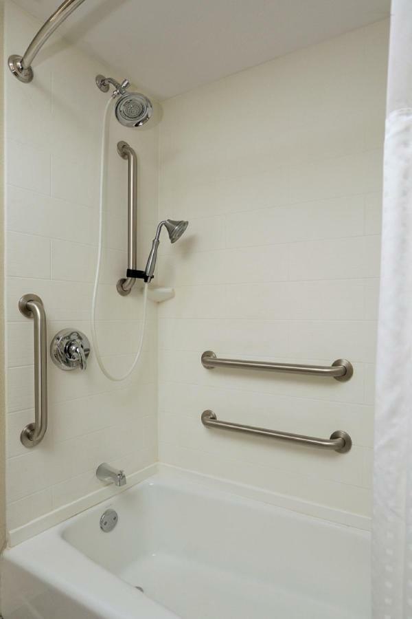 Queen Room with Two Queen Beds - Disability Access with Bath Tub