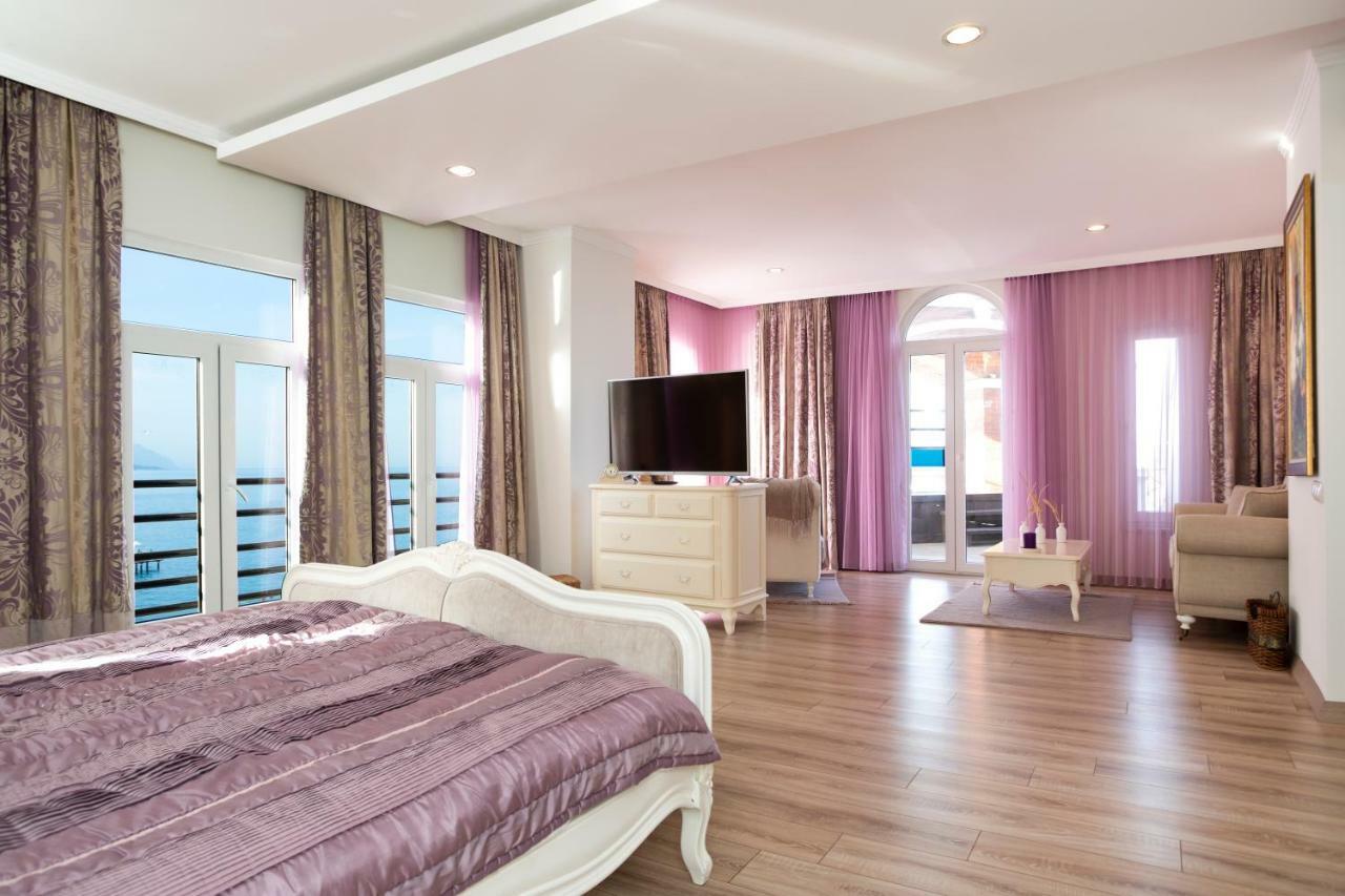 Queen Beatrix Suite with Spa Bath