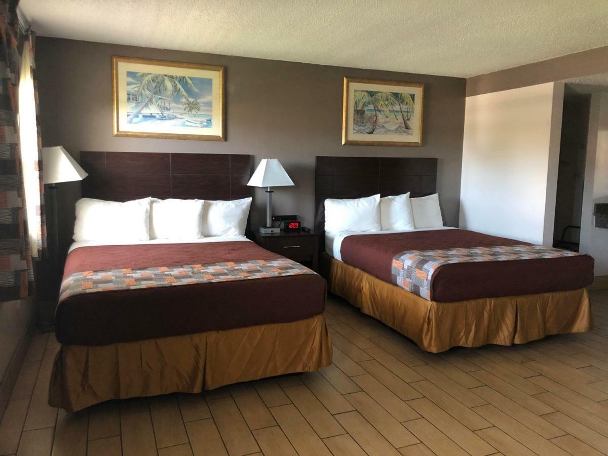 Standard Queen Room with Two Queen Beds-Non Smoking