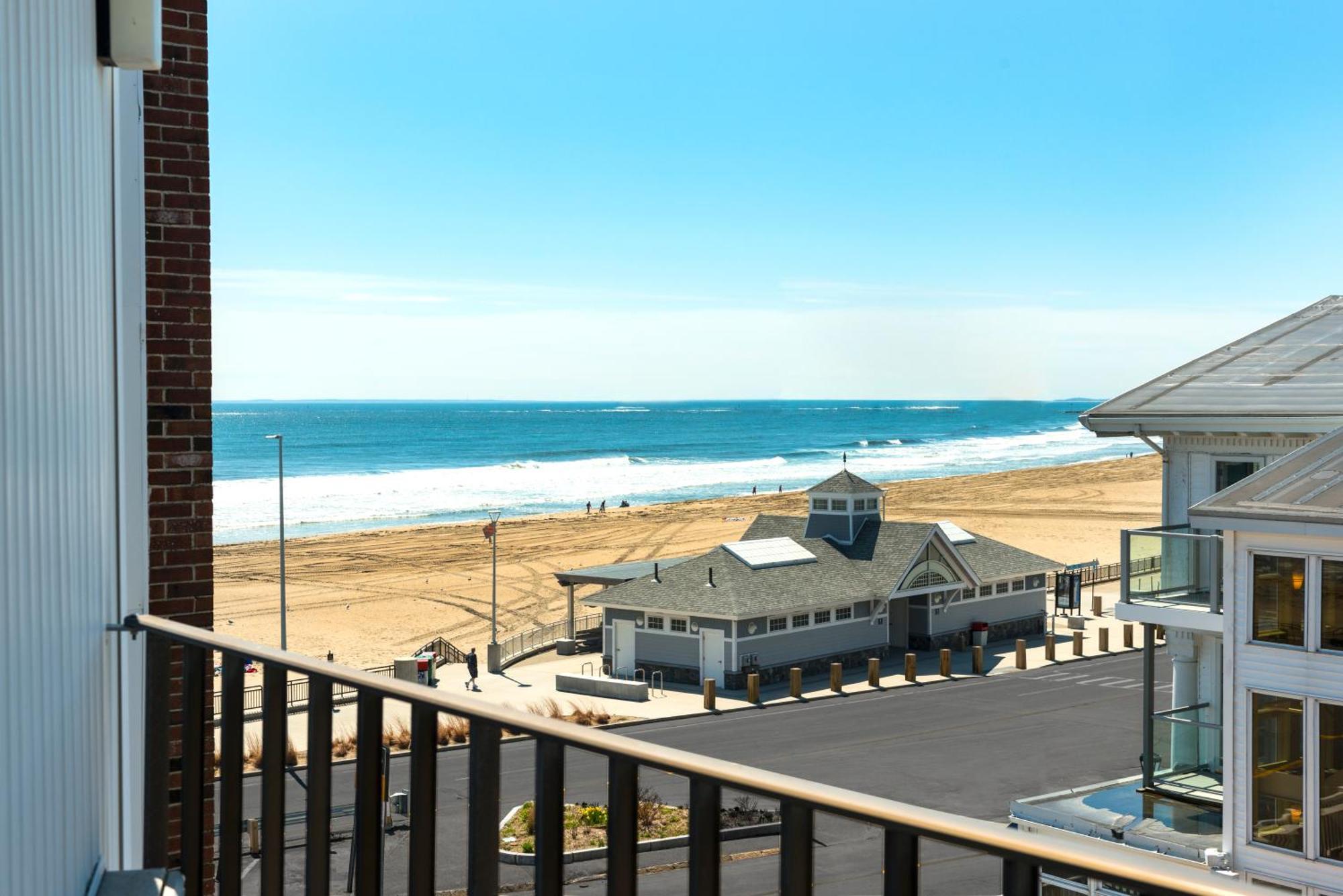 Deluxe King Room with Partial Ocean View