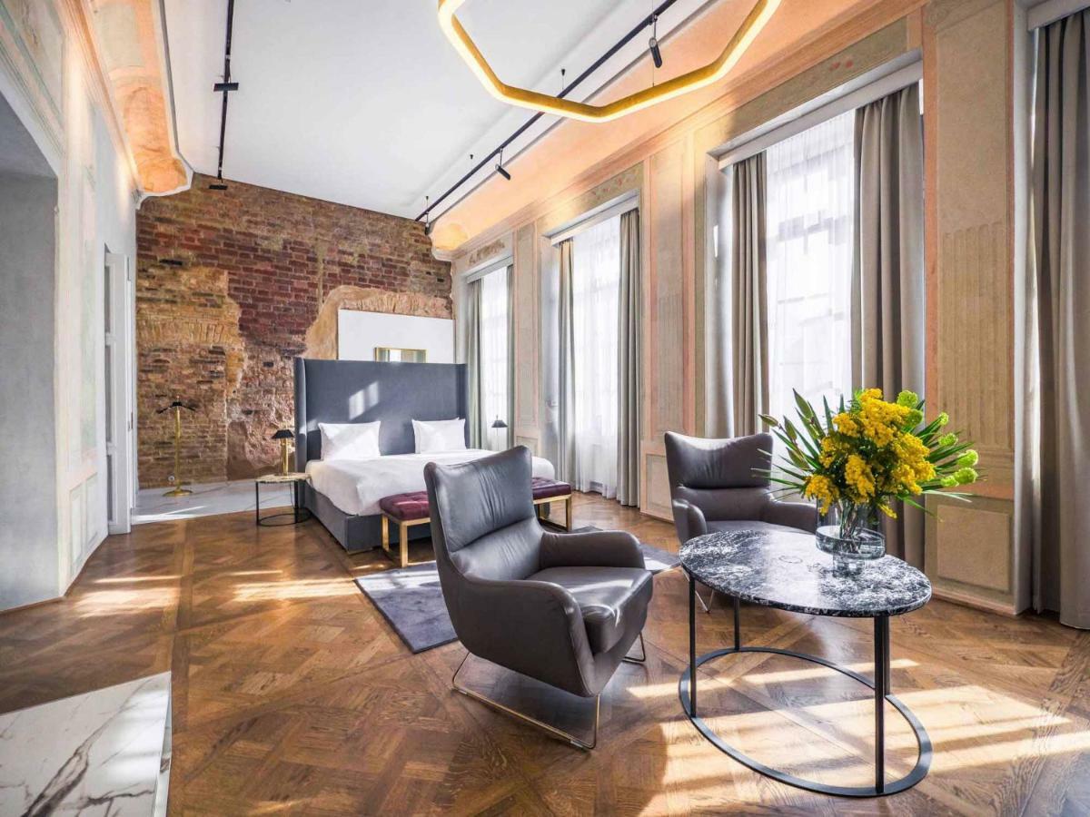 Town Hall Signature suite