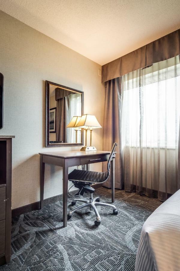 Deluxe King Suite with Jetted Tub and Living Room