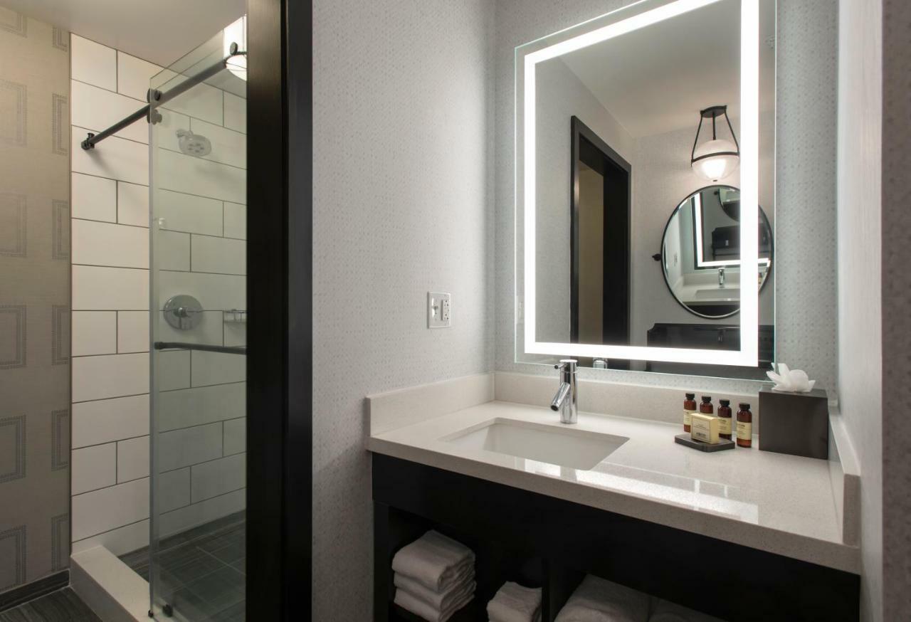 Guest Room, 1 King,944702770:JPEG