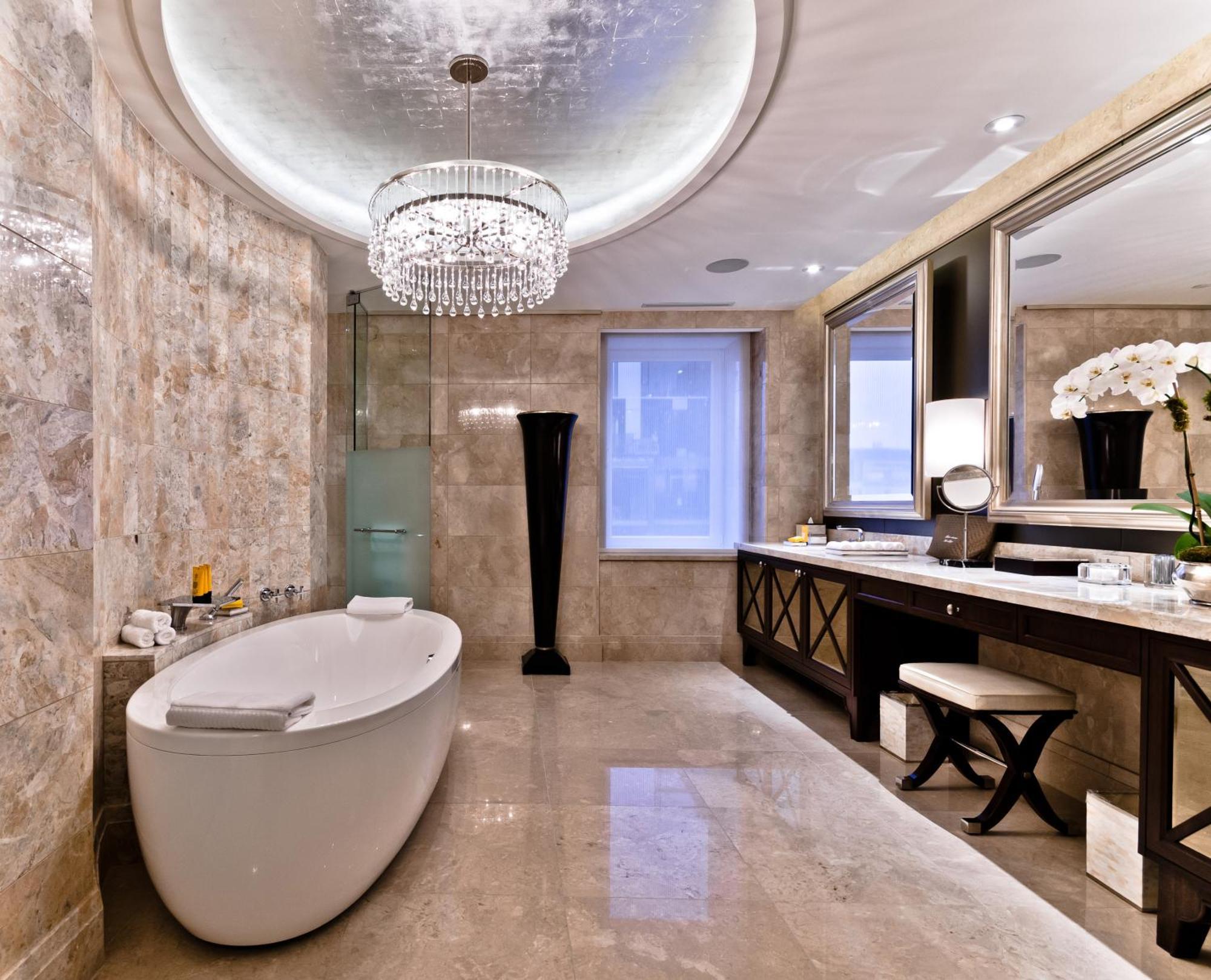 Royal, Suite