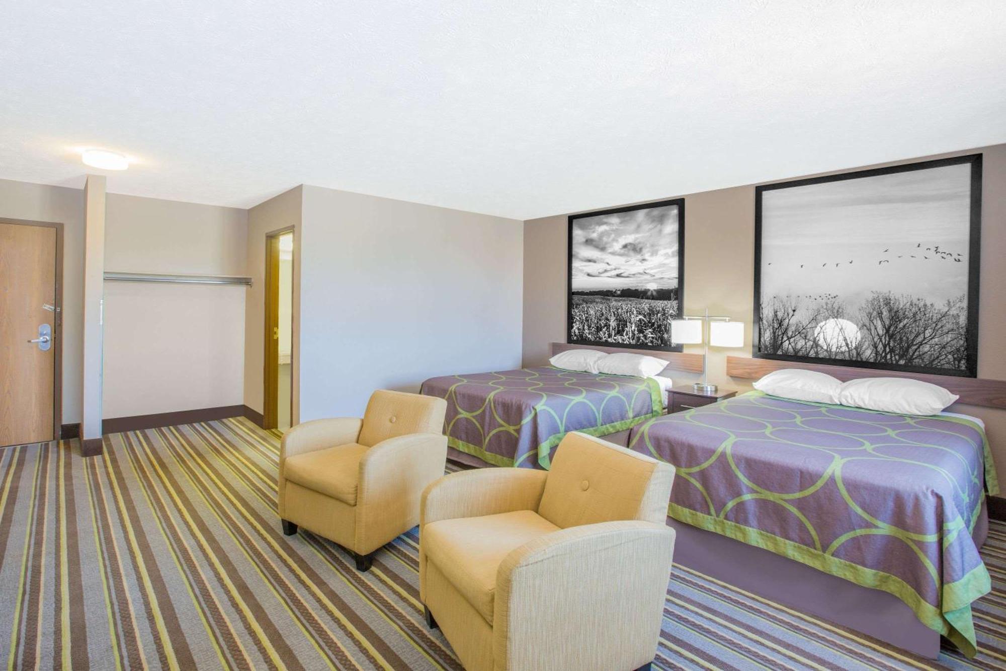 1 Queen and 2 Double Beds, Studio Suite, Non-Smoking