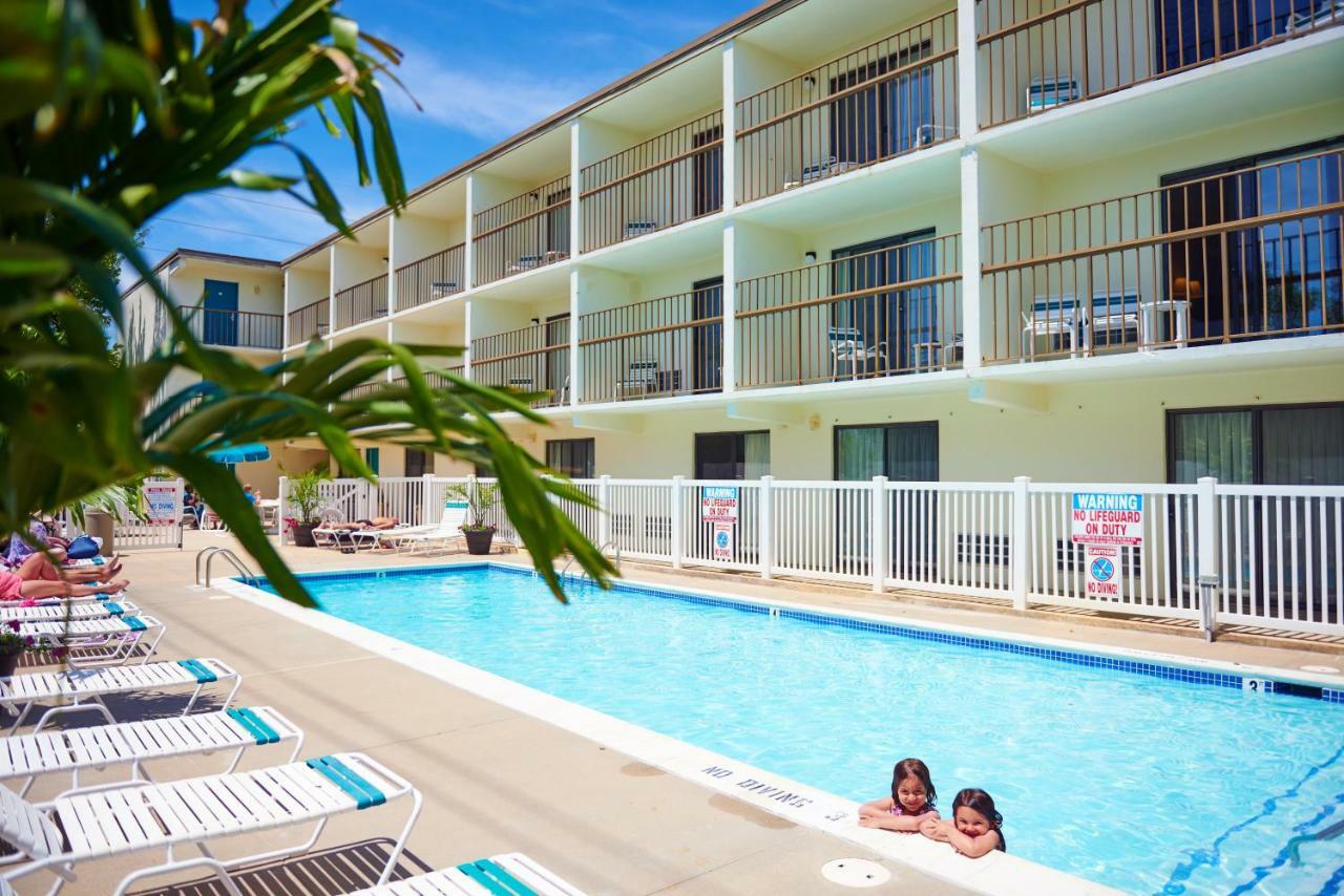 Double Room with Two Double Beds - Pool Side - No Stove