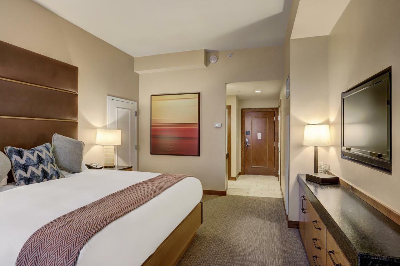 Lodge Room with One King Bed