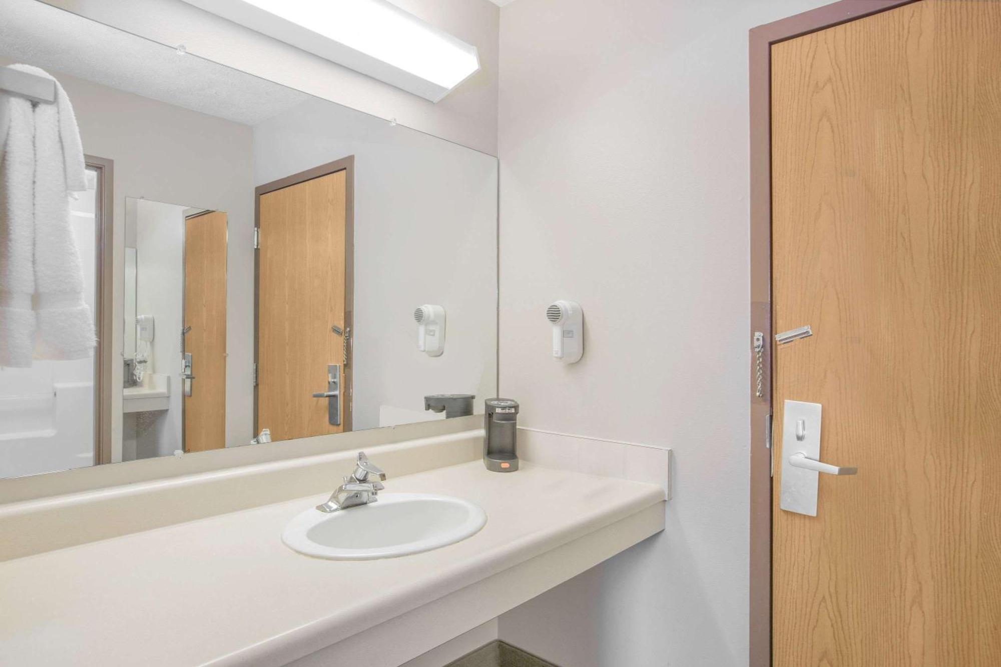 Queen Room with Bath Tub - Mobility Accessible/Non-Smoking