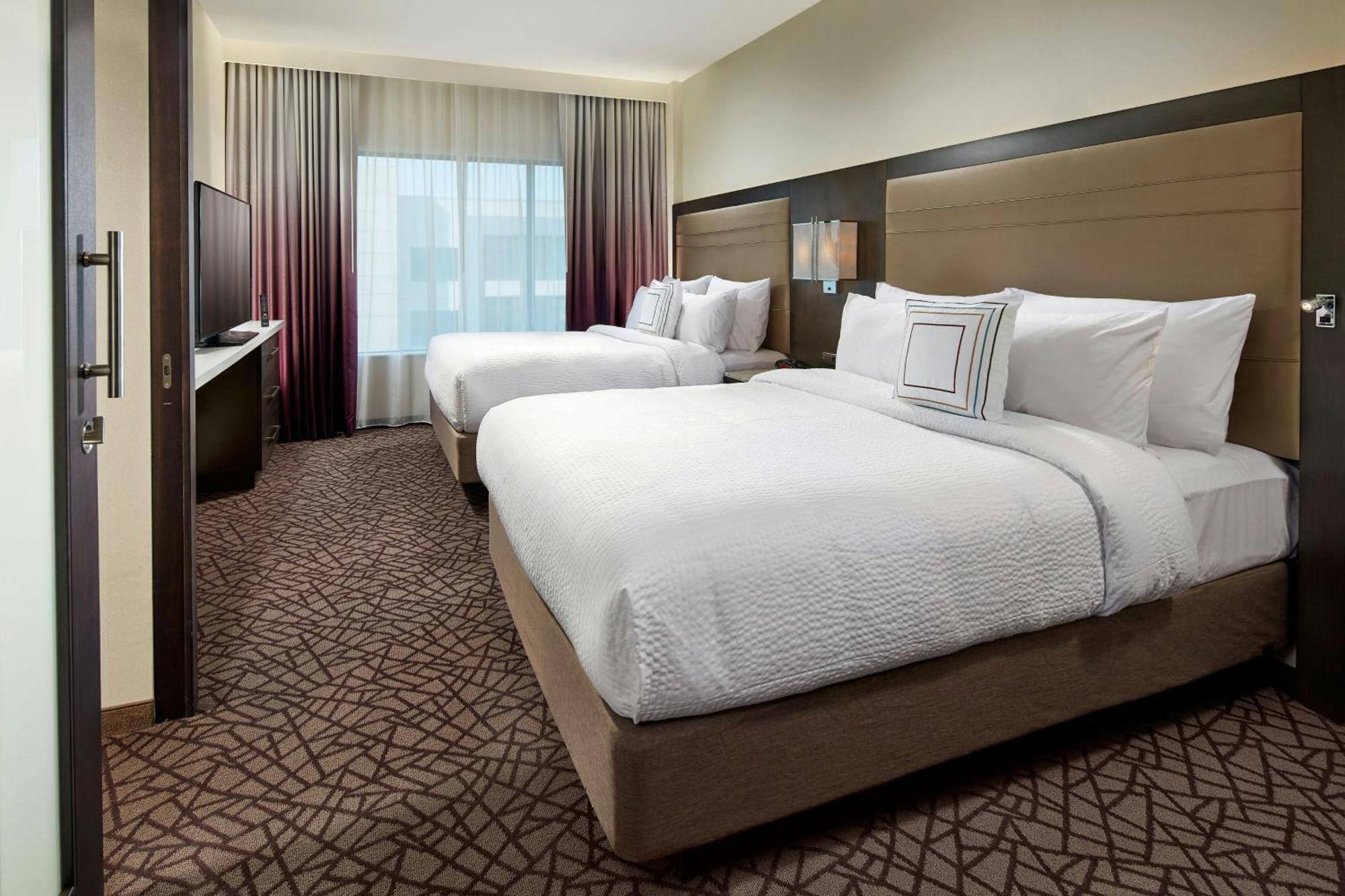 Deluxe One Bedroom 2 Queens Suite with Sofa Bed,1542399604:JPEG