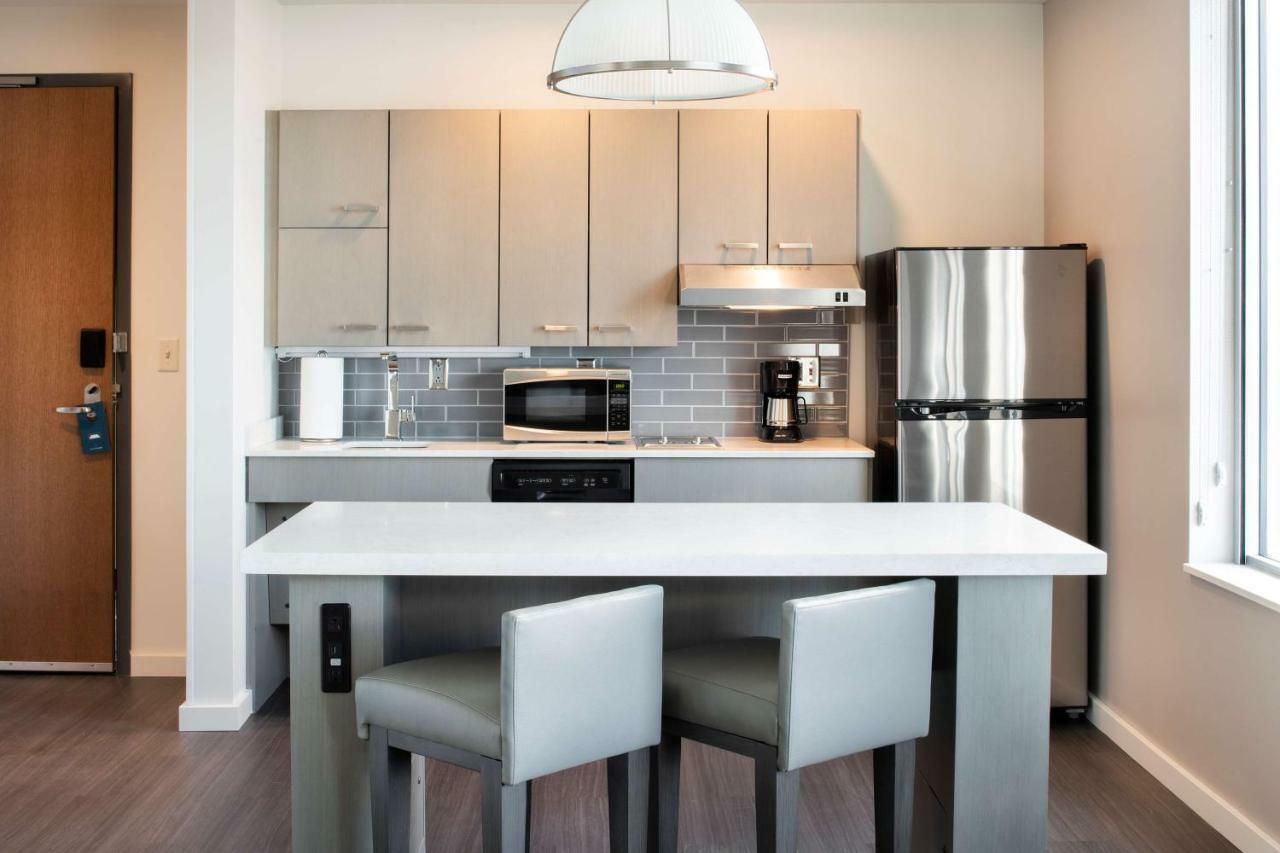 One-Bedroom Suite with Kitchen and River View