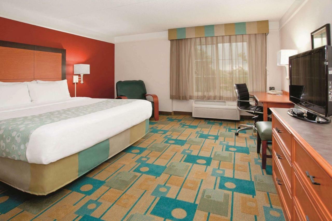King Room with Bath Tub - Mobility Accessible/Non-Smoking,1275364183:JPEG