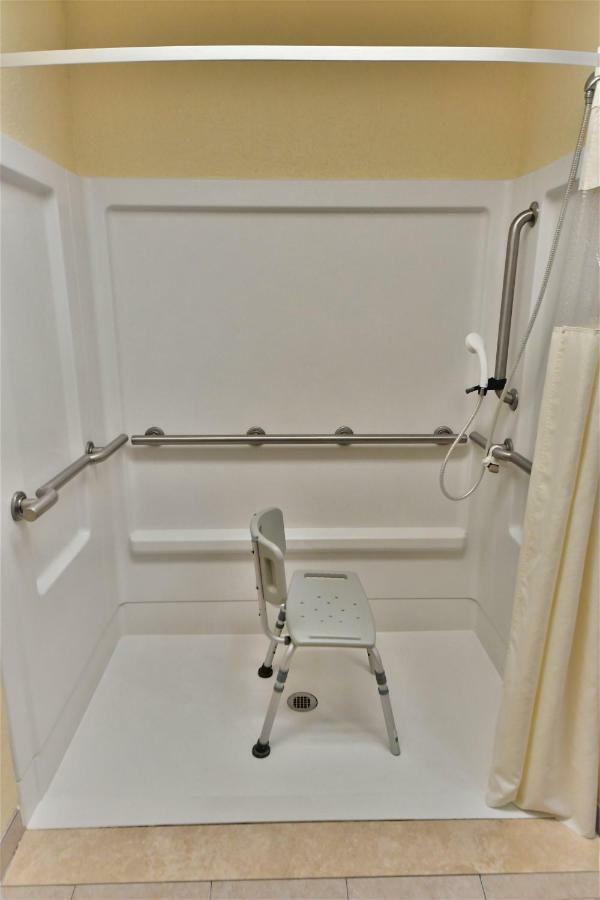 Queen Room with Mobility/Hearing Access - Non-Smoking,893532154:JPEG
