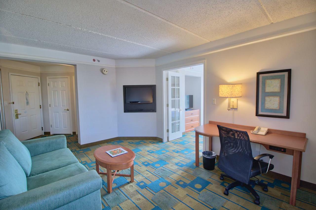 King Suite with Pool View - Non-Smoking