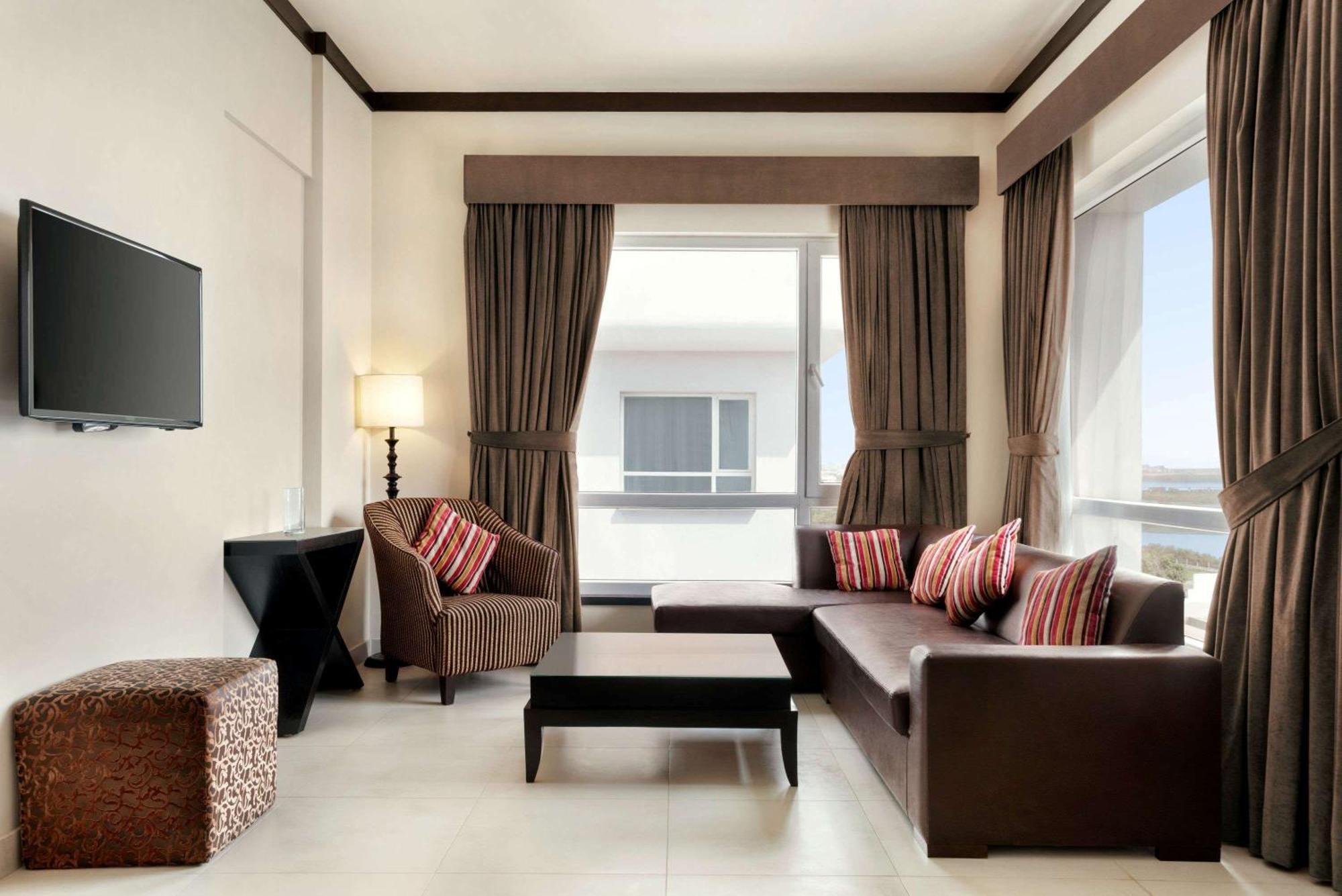 Deluxe Suite,915766522:JPEG