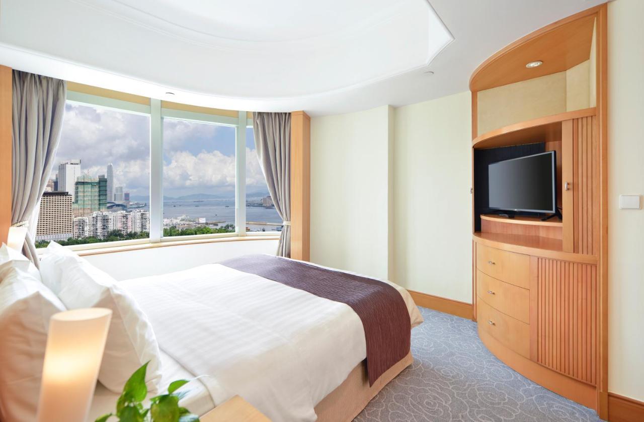 Executive Suite with Lounge Access