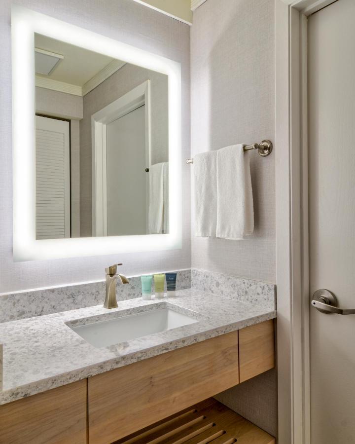 Traditional Queen Patio - No Pets Allowed,925873036:JPEG