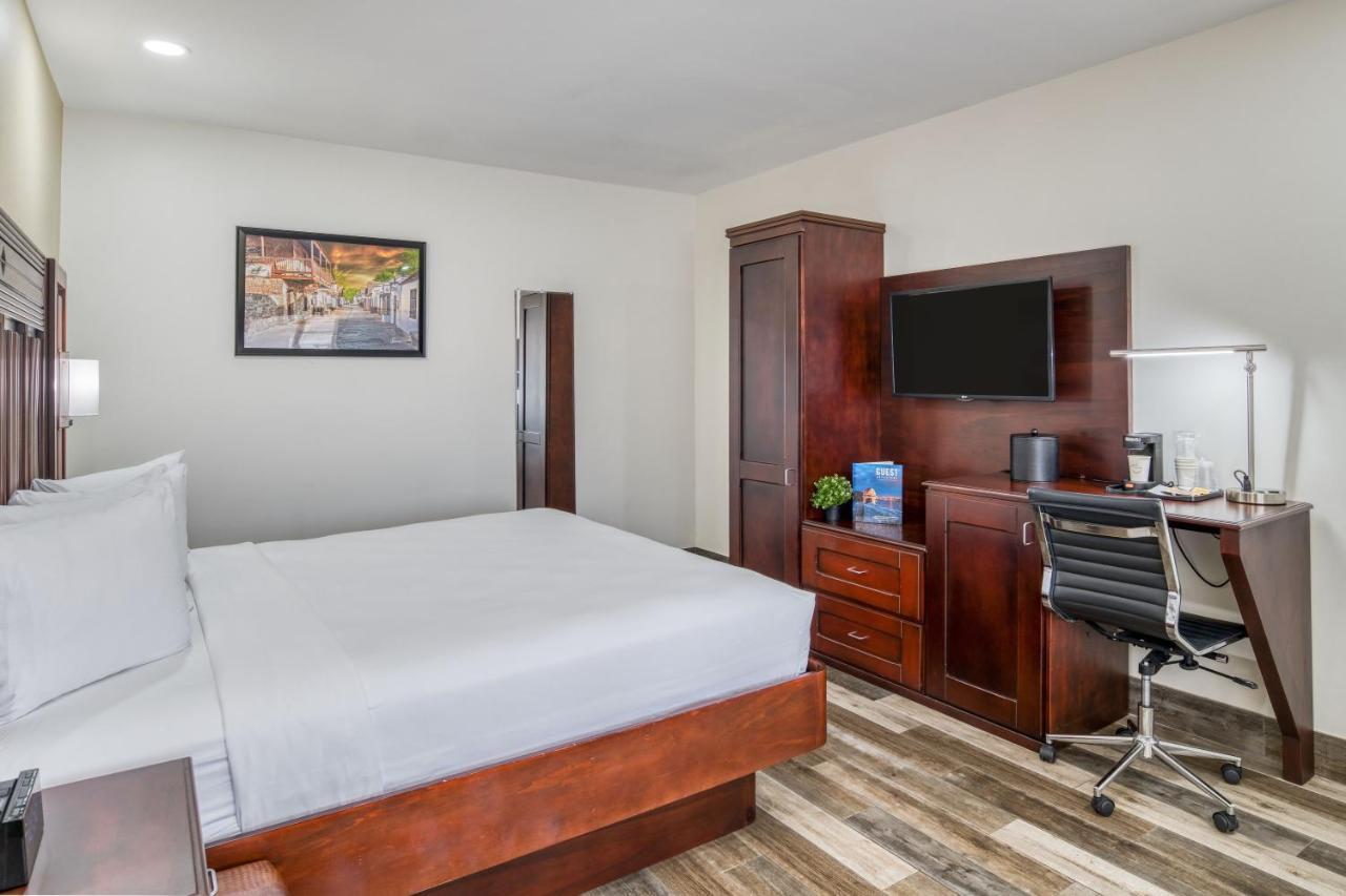 Deluxe King Room - Non-Smoking