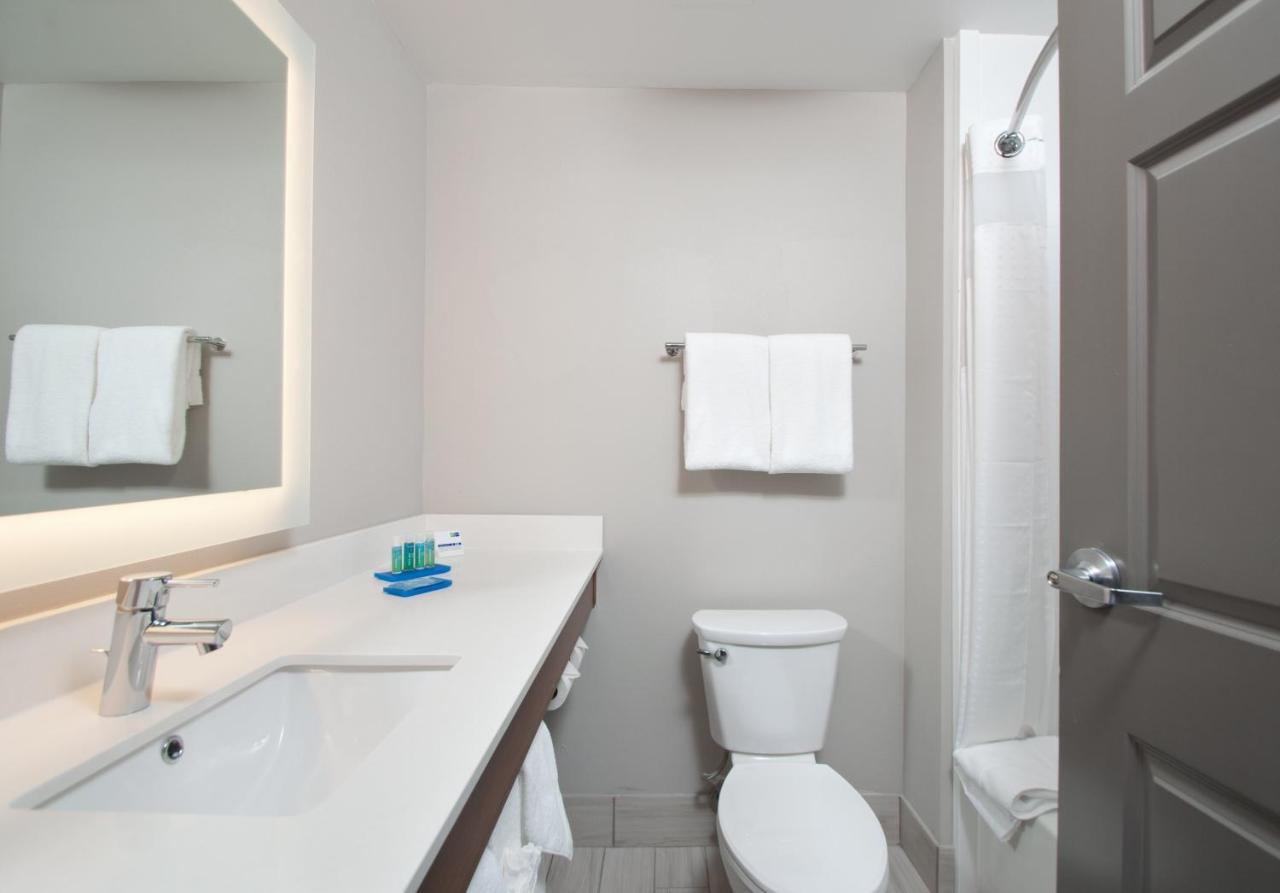 King Suite with Hearing Accessible Tub - Non-Smoking