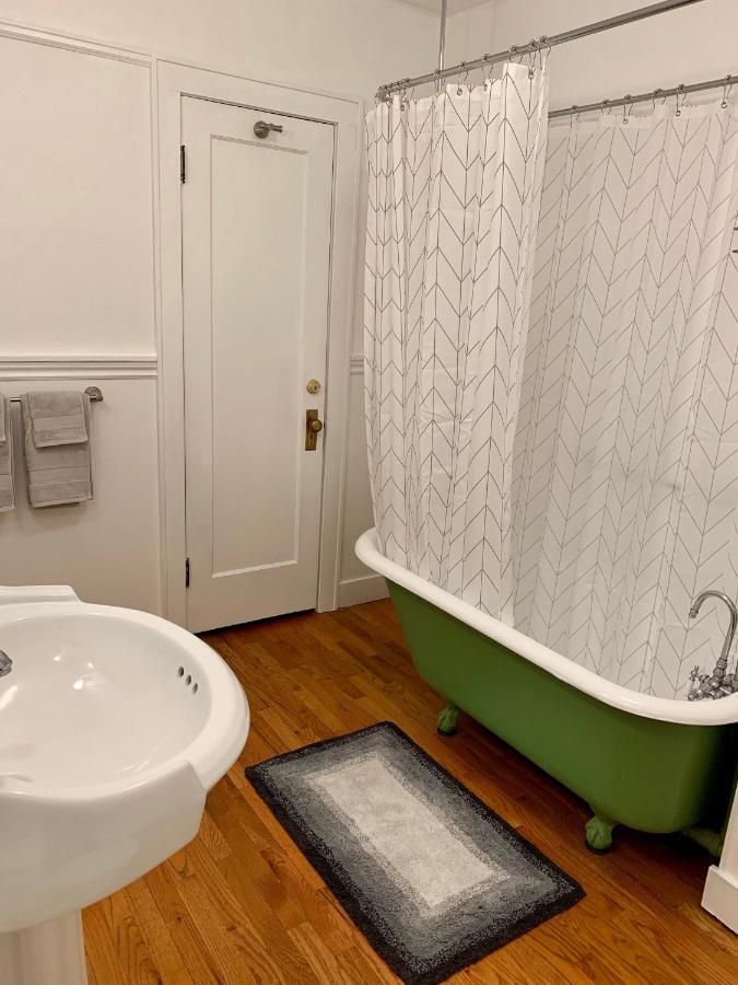 Queen Room with Shared Bathroom,956384434:JPEG