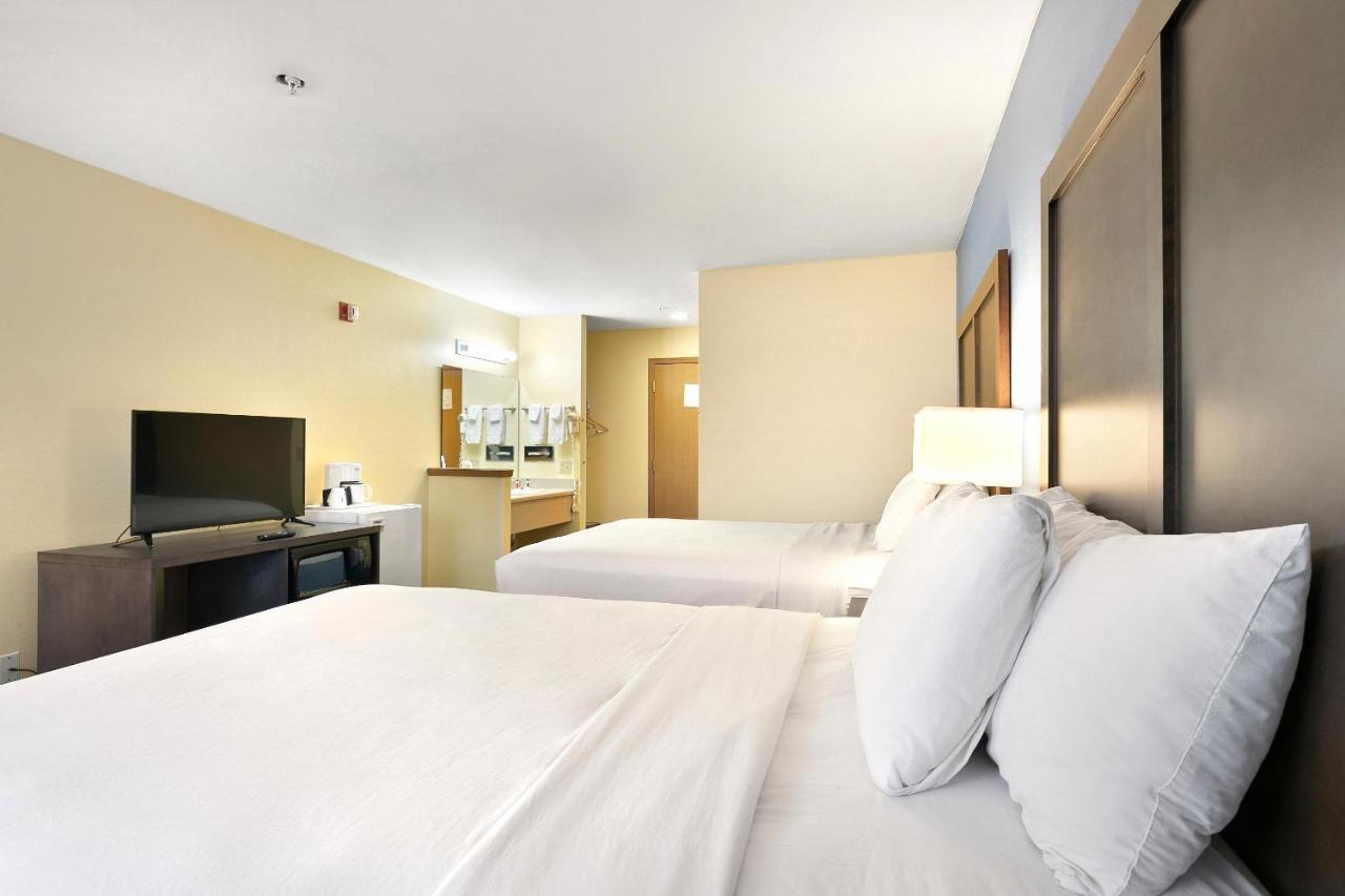Queen Room with Two Queen Beds - Non-Smoking,952159906:JPEG