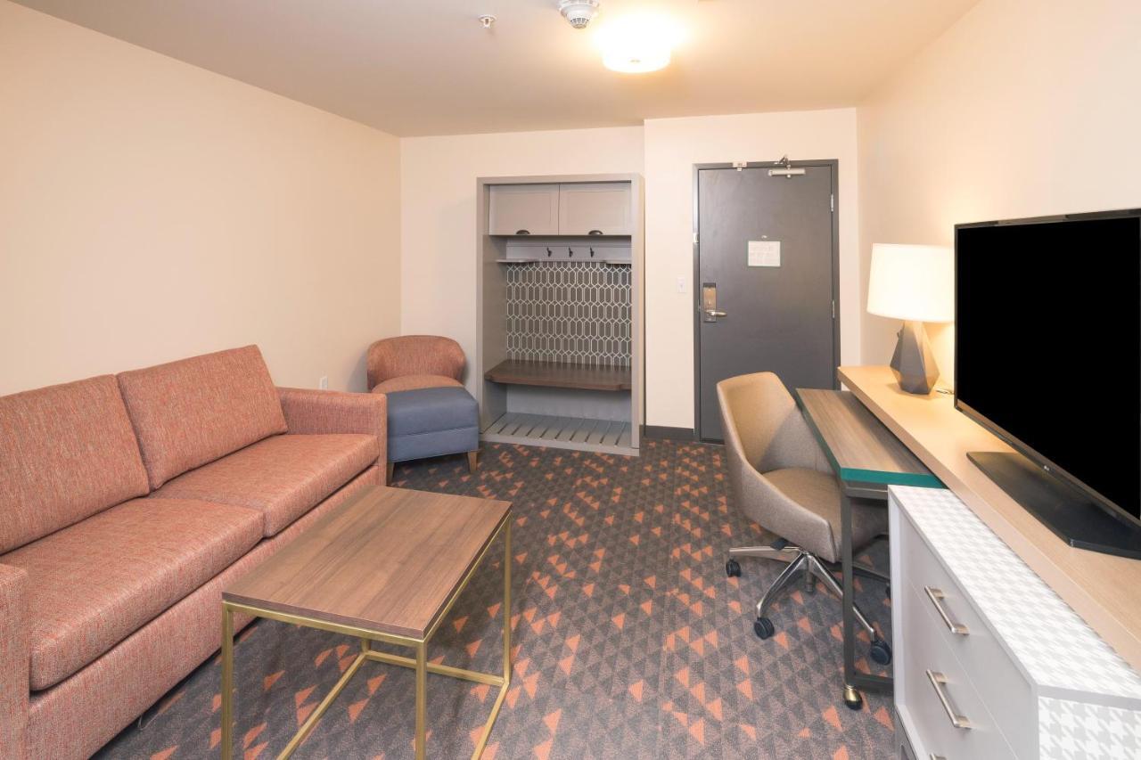 One-Bedroom King Suite with Living Area