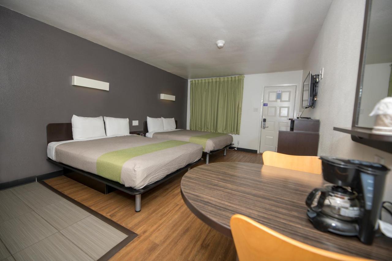 Deluxe Queen Room with Two Queen Beds - Non-Smoking,965367304:JPEG