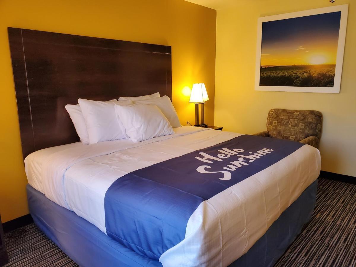 1 King Bed, Top Floor, Non-Smoking
