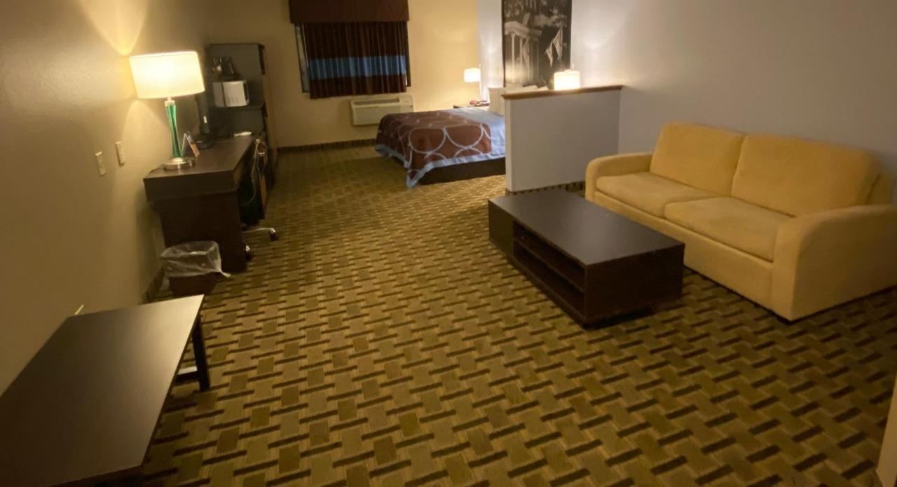 Deluxe King Room - Non-Smoking
