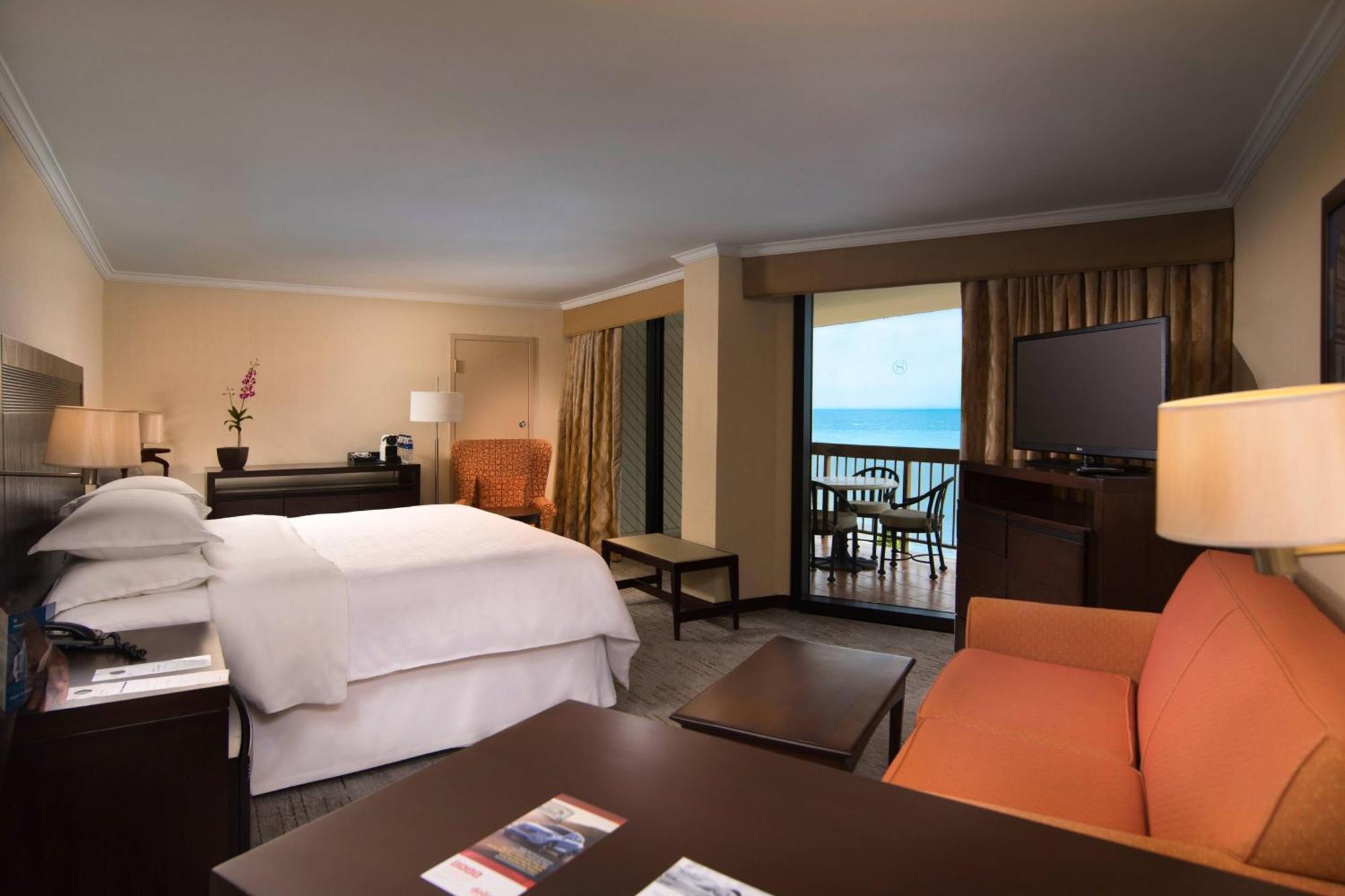 Club lounge access, 1 Bedroom Junior Suite, 1 King, Balcony
