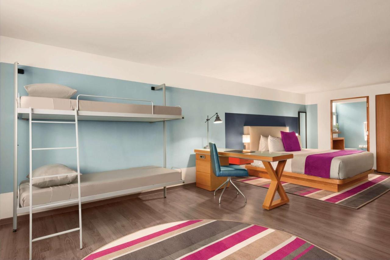 1 king bed, 2 bump beds, Family Suite