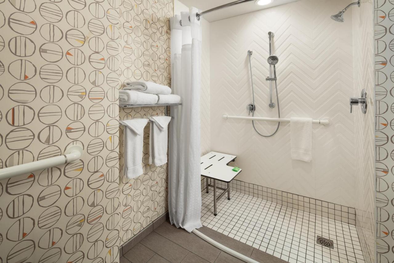 King Room with Roll in Shower - Hearing Accessible/Non-Smoking