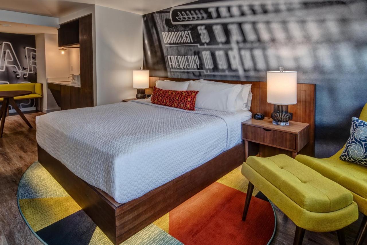 Corner King Room