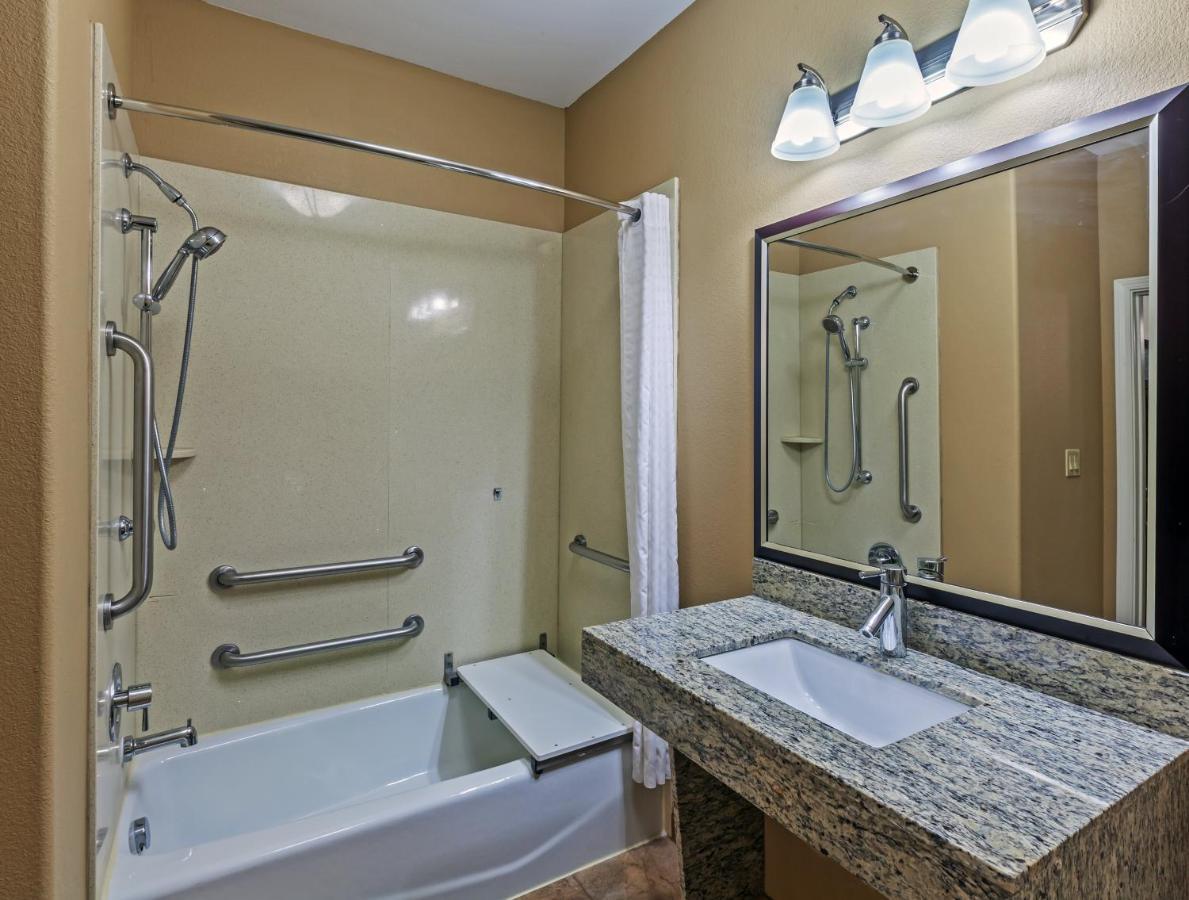 One-Bedroom Suite with Tub - Mobility Accessible