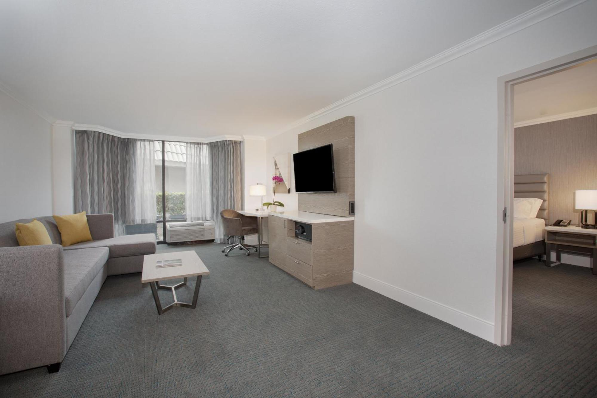 Junior King Suite with Tub - Communications Accessible