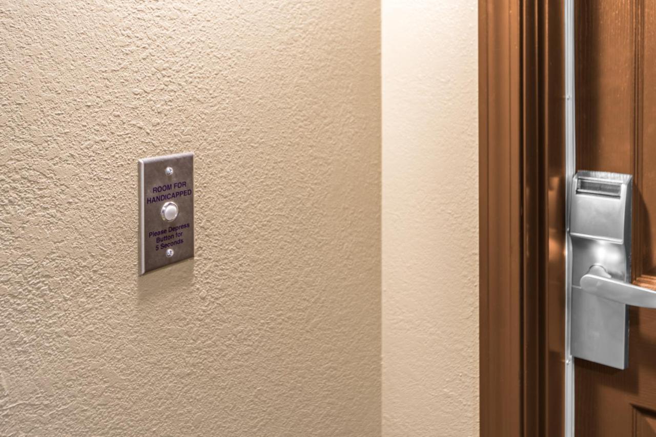 Suite - Hearing Access Roll in Shower/Non-Smoking